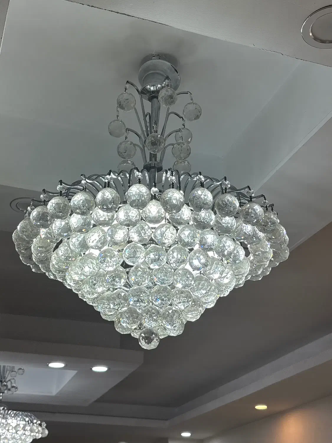 لوستر|لوستر و چراغ آویز|ری, سیزده آبان|دیوار