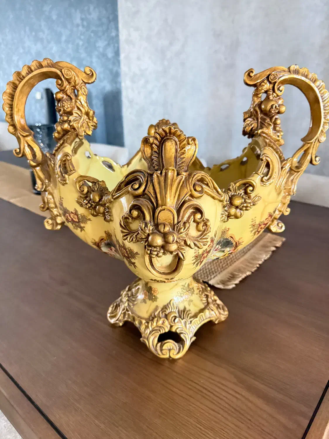 کلاسیک نو|کلکسیون اشیاء عتیقه|شیراز, گلدشت معالی‌آباد|دیوار