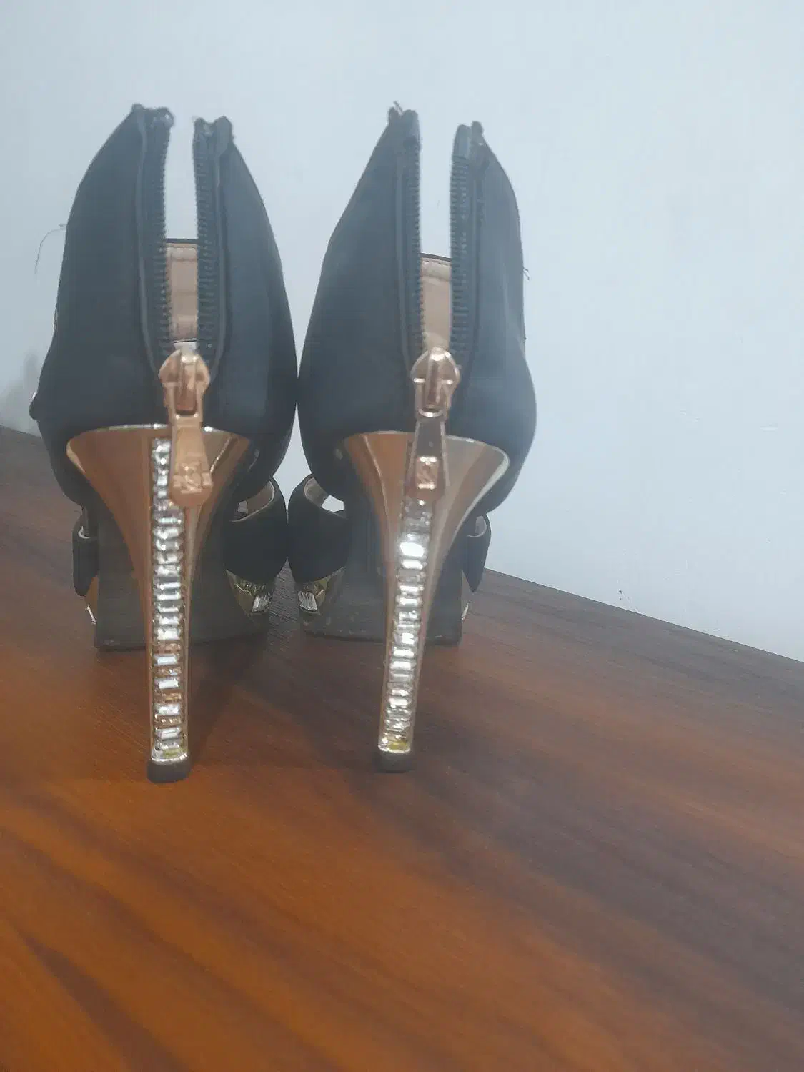 کفش مجلسی|کیف، کفش، کمربند|صحنه, |دیوار