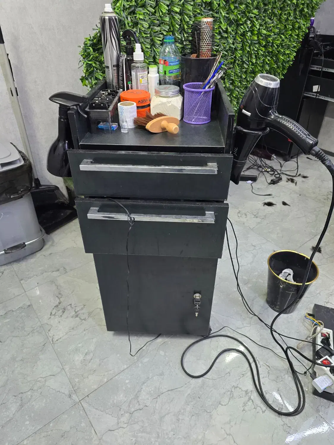 یک عدد صندلی vip و ترولی|آرایشگاه و سالنهای زیبایی|شیراز, غدیر جنوبی|دیوار