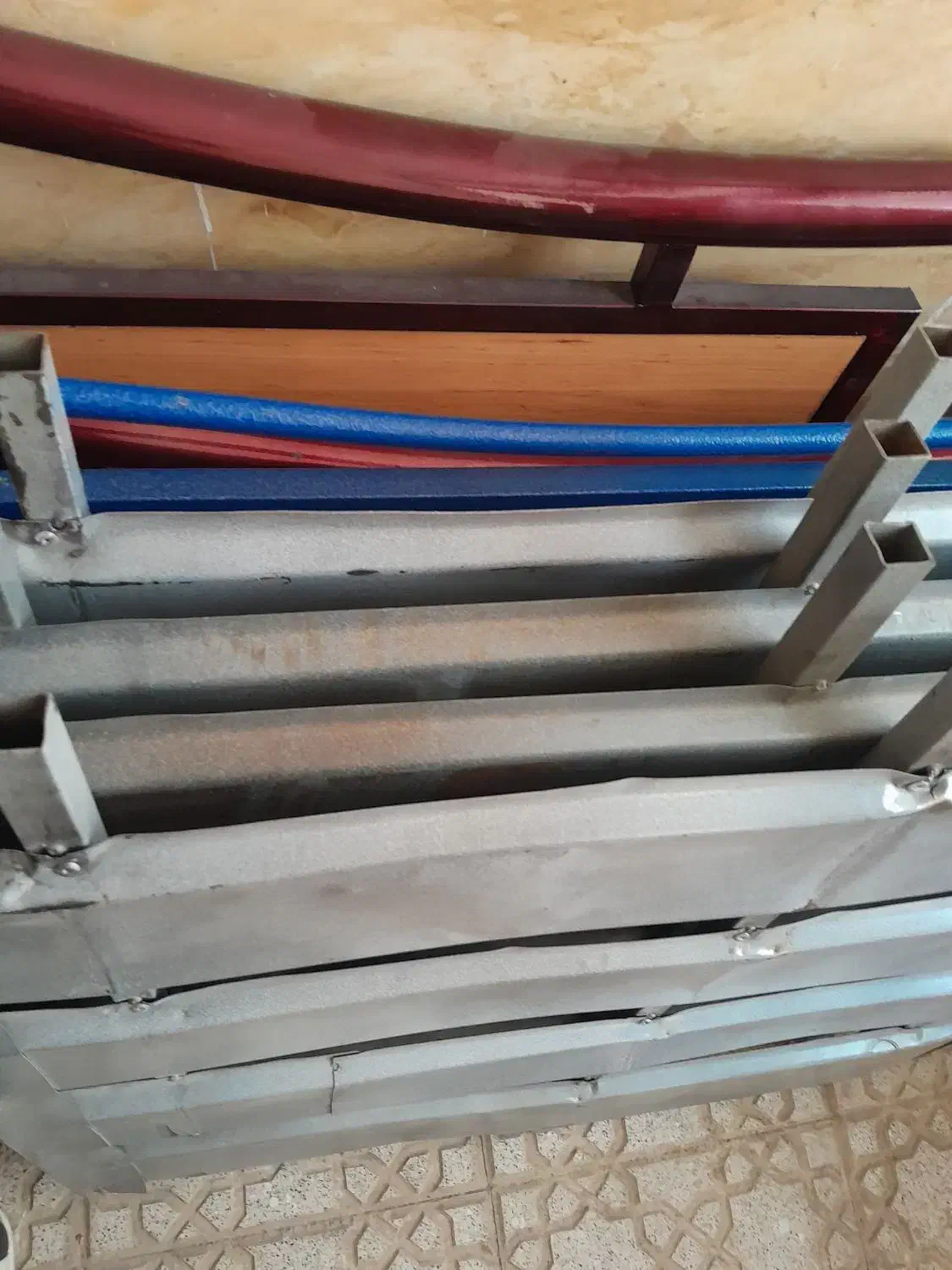 دو عدد تخت فرفورژه یکنفره ویک تخت چوبی یکنفره|تخت و سرویس خواب|کرمان, |دیوار