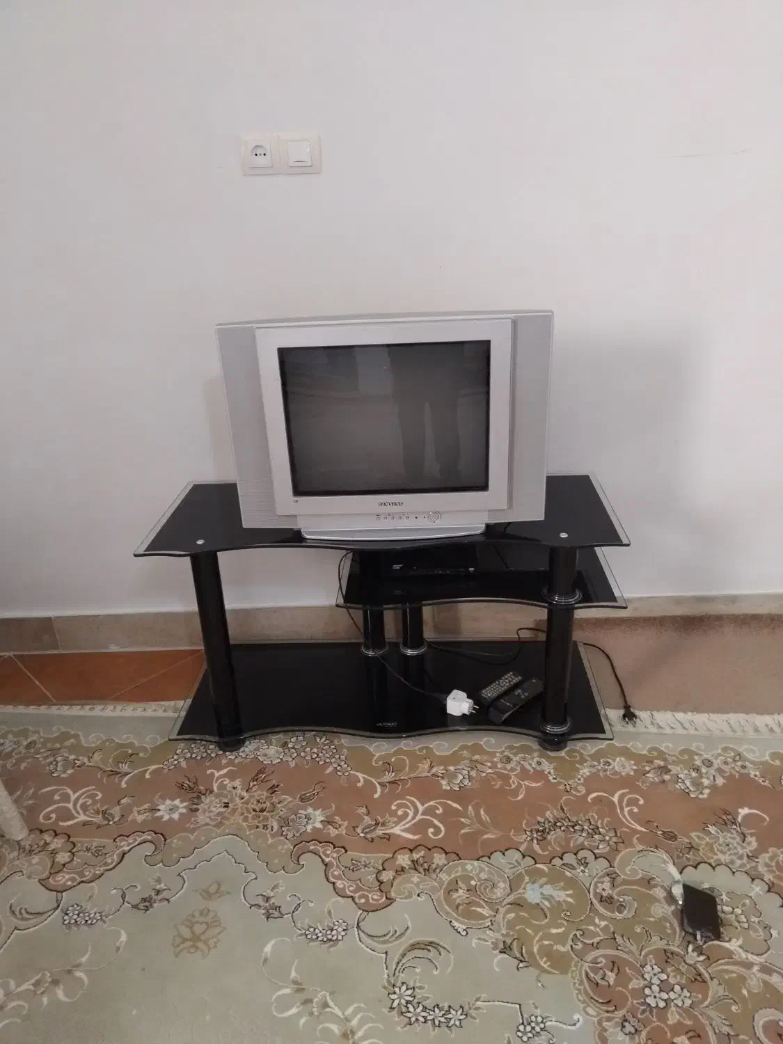 تلویزیون سامسونگ همراه با دیجیتال و میز تلویزیون|تلویزیون و پروژکتور|خمین, |دیوار