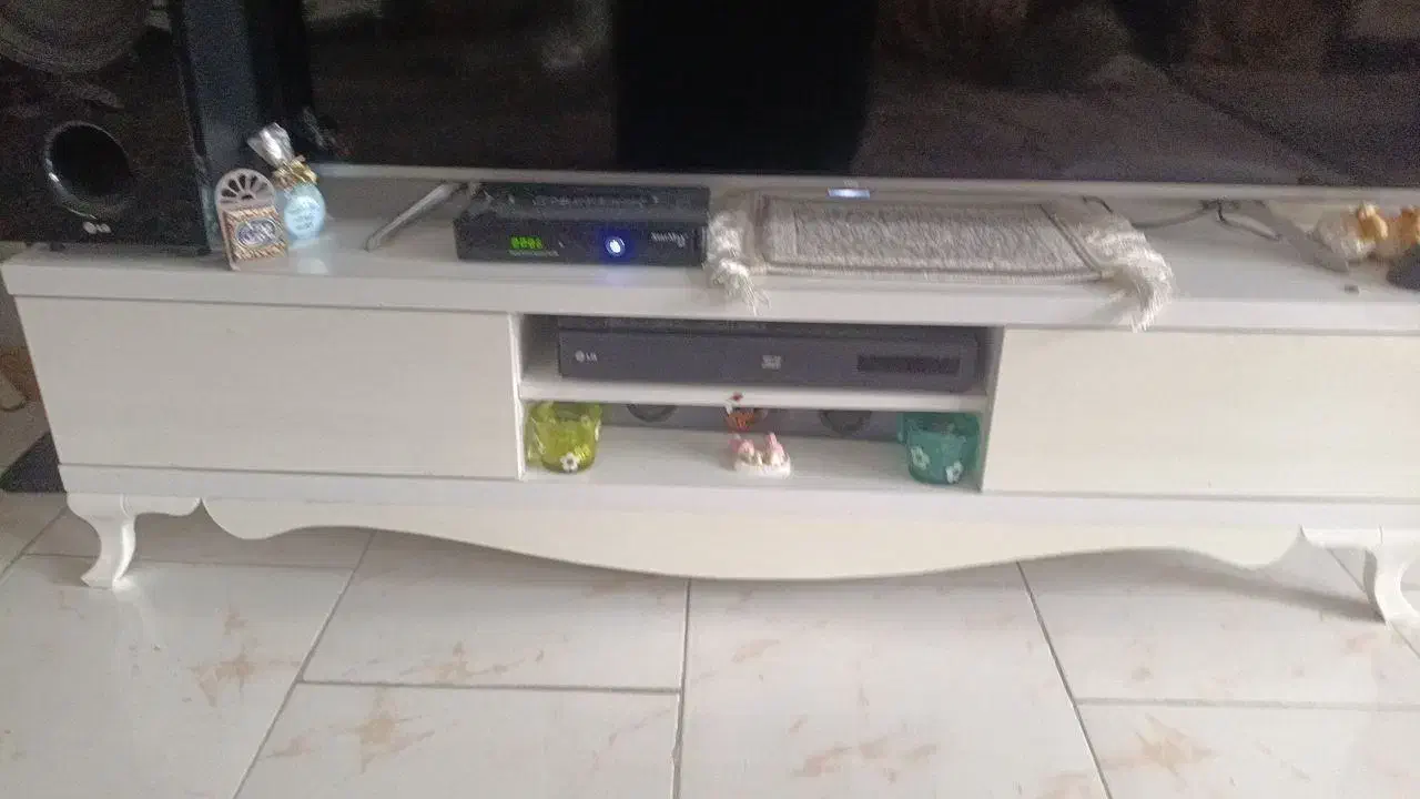 ویترین کنار سالنی میز ال سی دی|بوفه، ویترین، کنسول|پردیس, فاز ۵|دیوار