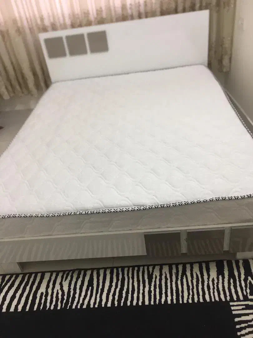 فروش فوری تخت دونفره تمیز همراه با تشک|تخت و سرویس خواب|طرقبه, |دیوار