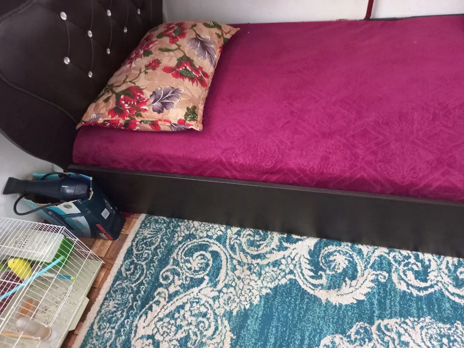 تخت یک نفره سالم با تشک و همه وسایلاش|تخت و سرویس خواب|خمام, |دیوار