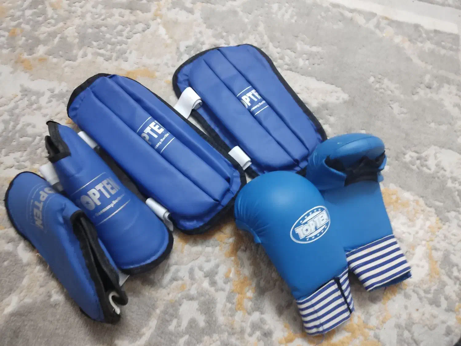 دستکش و ساق پا رو پا و کیسه بوکس|تجهیزات ورزشی|تربتحیدریه, بوستان باغ ملی|دیوار