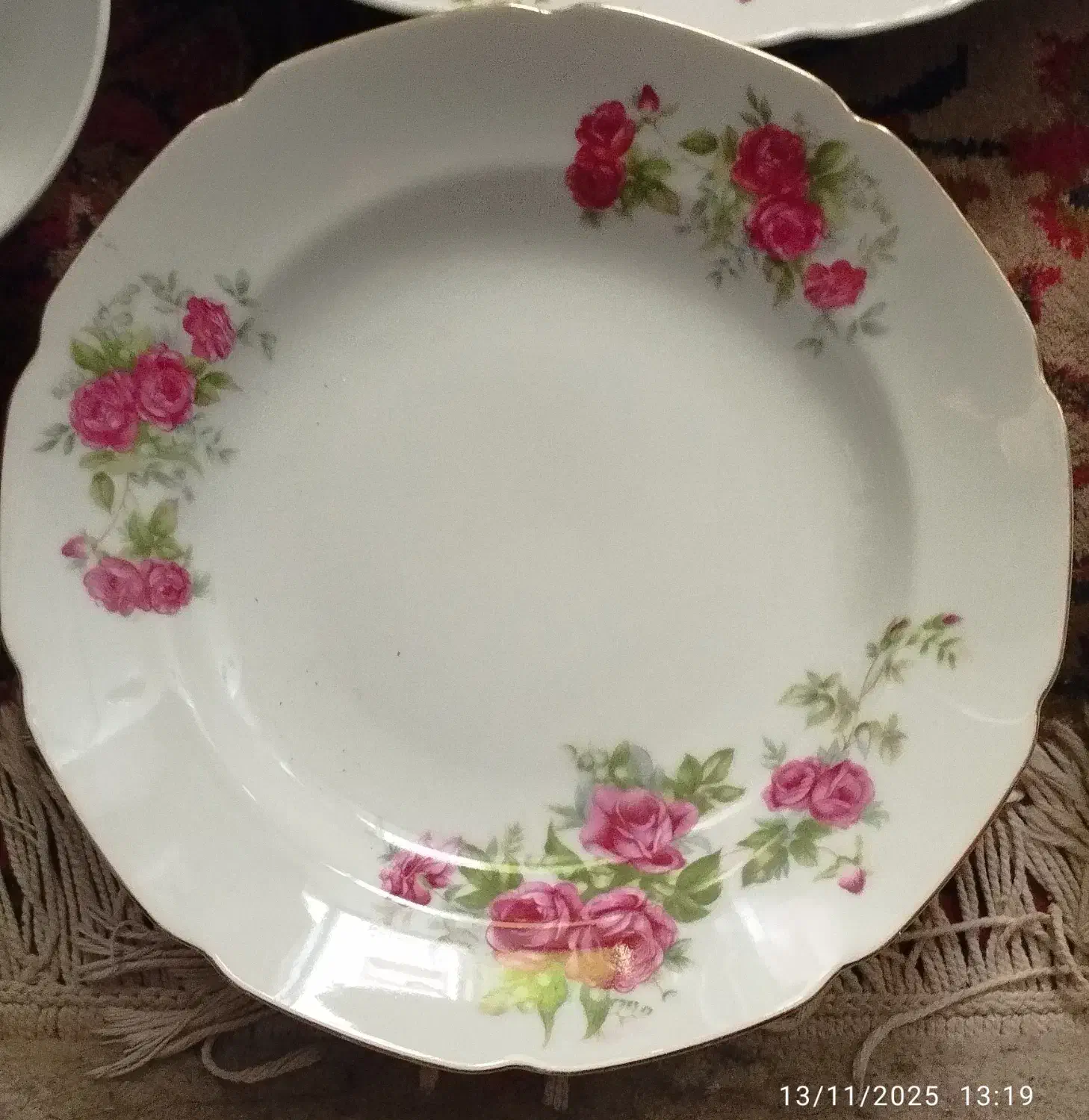 ظروف گلسرخی|کلکسیون اشیاء عتیقه|رشت, پیرسرا|دیوار