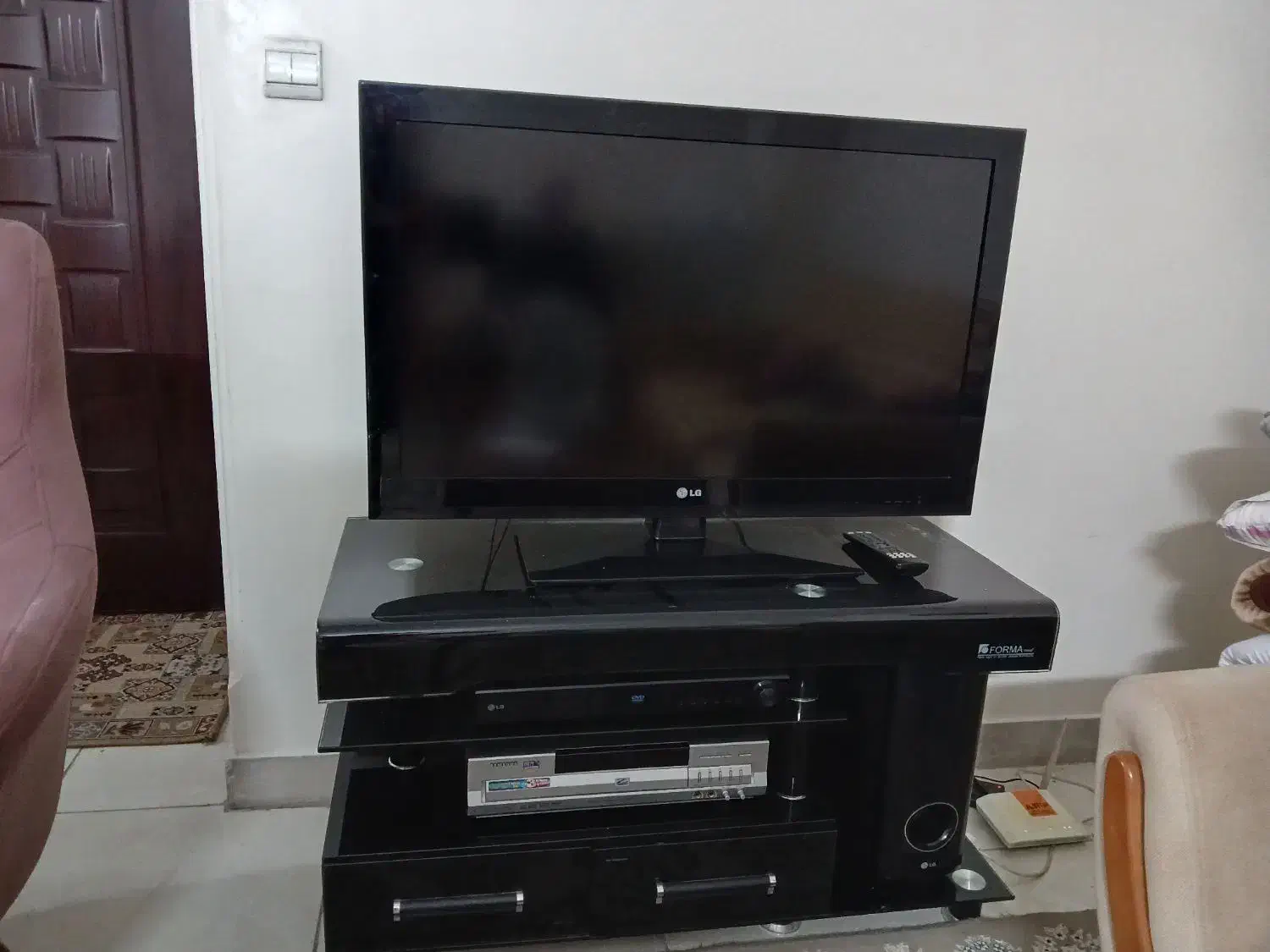 تلویزیون ال جی ۳۷ اینچ همراه با میز|تلویزیون و پروژکتور|تهران, خاوران|دیوار