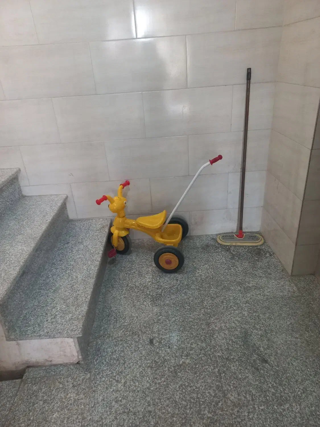 سه چرخه کودک طرح مورچه|اسباب‌بازی بچه|اصفهان, باغ فدک|دیوار