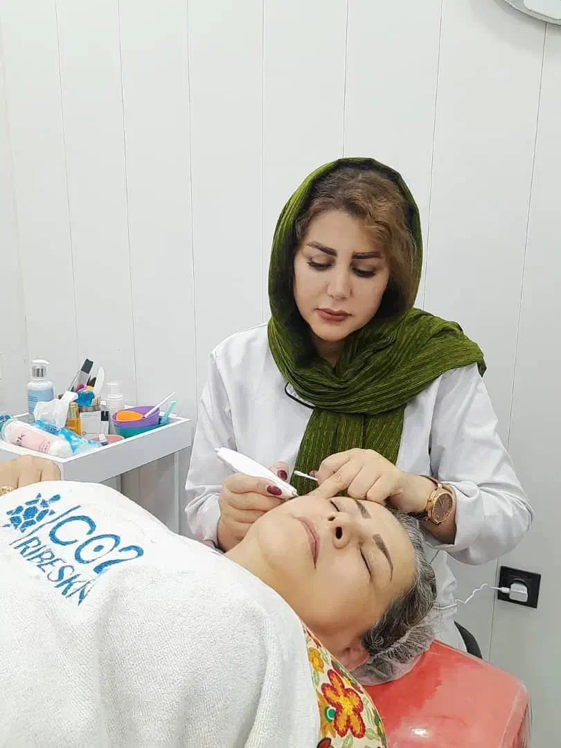 کلینیک تخصصی پوست و مو (خدمات حرفه‌ای و آموزش)|خدمات آموزشی|خرم‌آباد, |دیوار