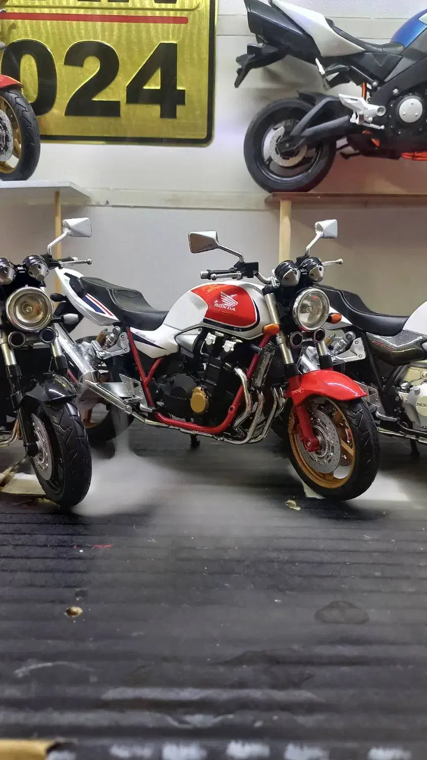 ماکت موتور سی بی ۱۳۰۰ اسپشیال ۲۰۰۸|کلکسیون و سرگرمی|تهران, فلسطین (میدان انقلاب)|دیوار