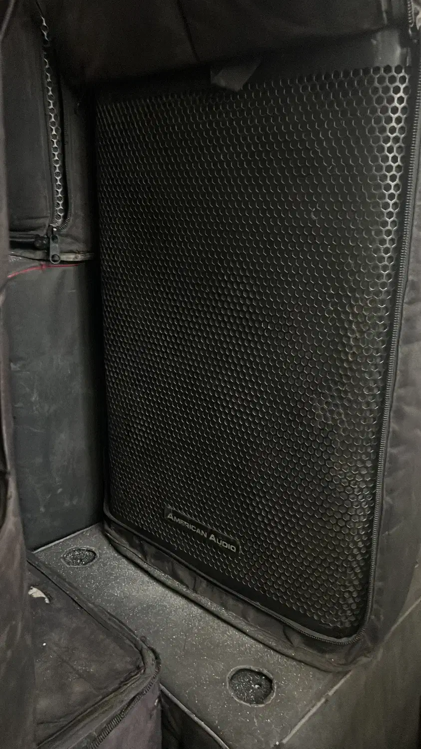 باند اکتیو|صوتی و تصویری|شیراز, غدیر جنوبی|دیوار