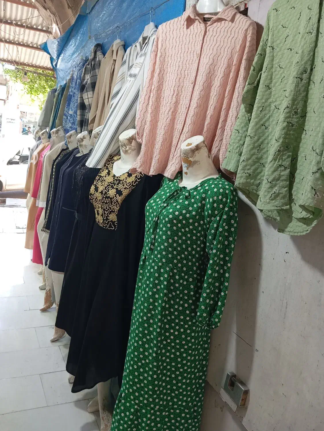 نیازمند فروشنده خانم تک شیفت صبح پوشاکی یکطرفه|استخدام خدمات فروشگاه و رستوران|جیرفت, |دیوار