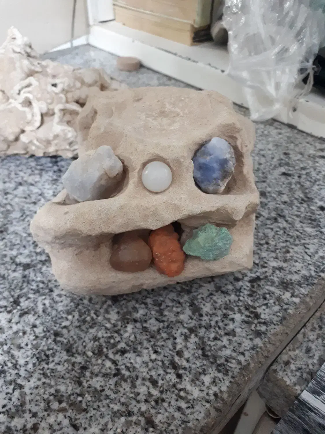 سنگ‌های کلکسیونی و سنگی که اهرنربا بهش میچسبد|کلکسیون اشیاء عتیقه|مشکان, |دیوار