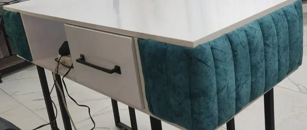 فروش میزناخنکاری کاملا نو تمیز|آرایشگاه و سالن‌های زیبایی|بروجن, |دیوار