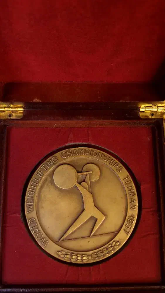 مدال یادبود مسابقات جهانی وزنه برداری تهران ۱۳۴۴|کلکسیون اشیاء عتیقه|تهران, امام زاده عبدالله|دیوار