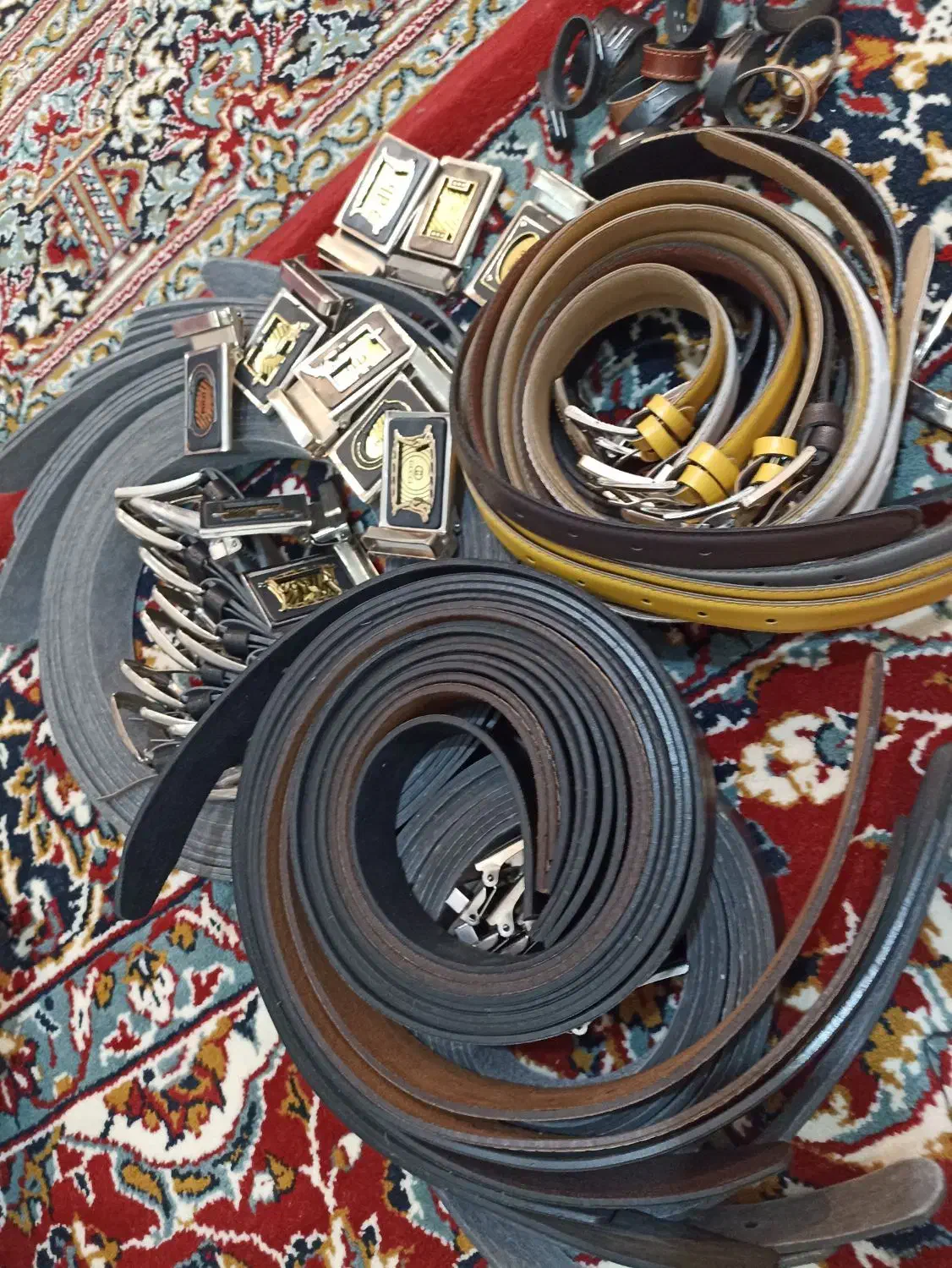 تعداد زیادی کمربند|کیف، کفش، کمربند|رشت, پل تالشان|دیوار