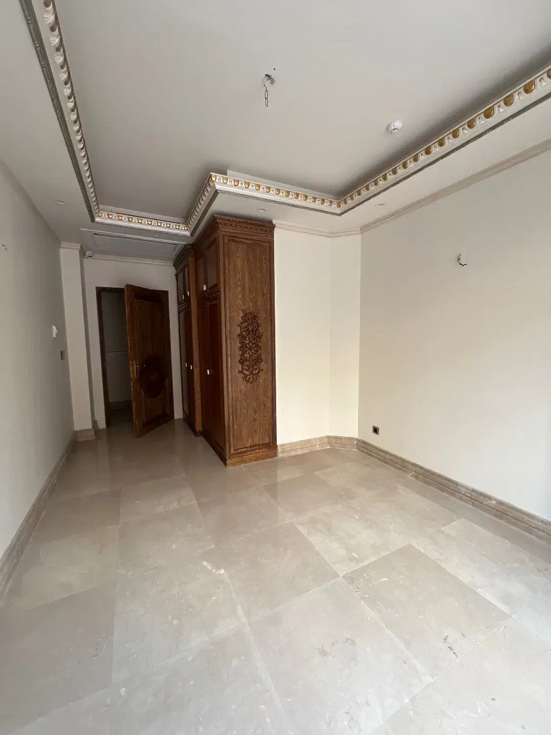 اپارتمان۳۳۰متر۴خواب نیاوران۱۵۰متر حیاط اختصاصی