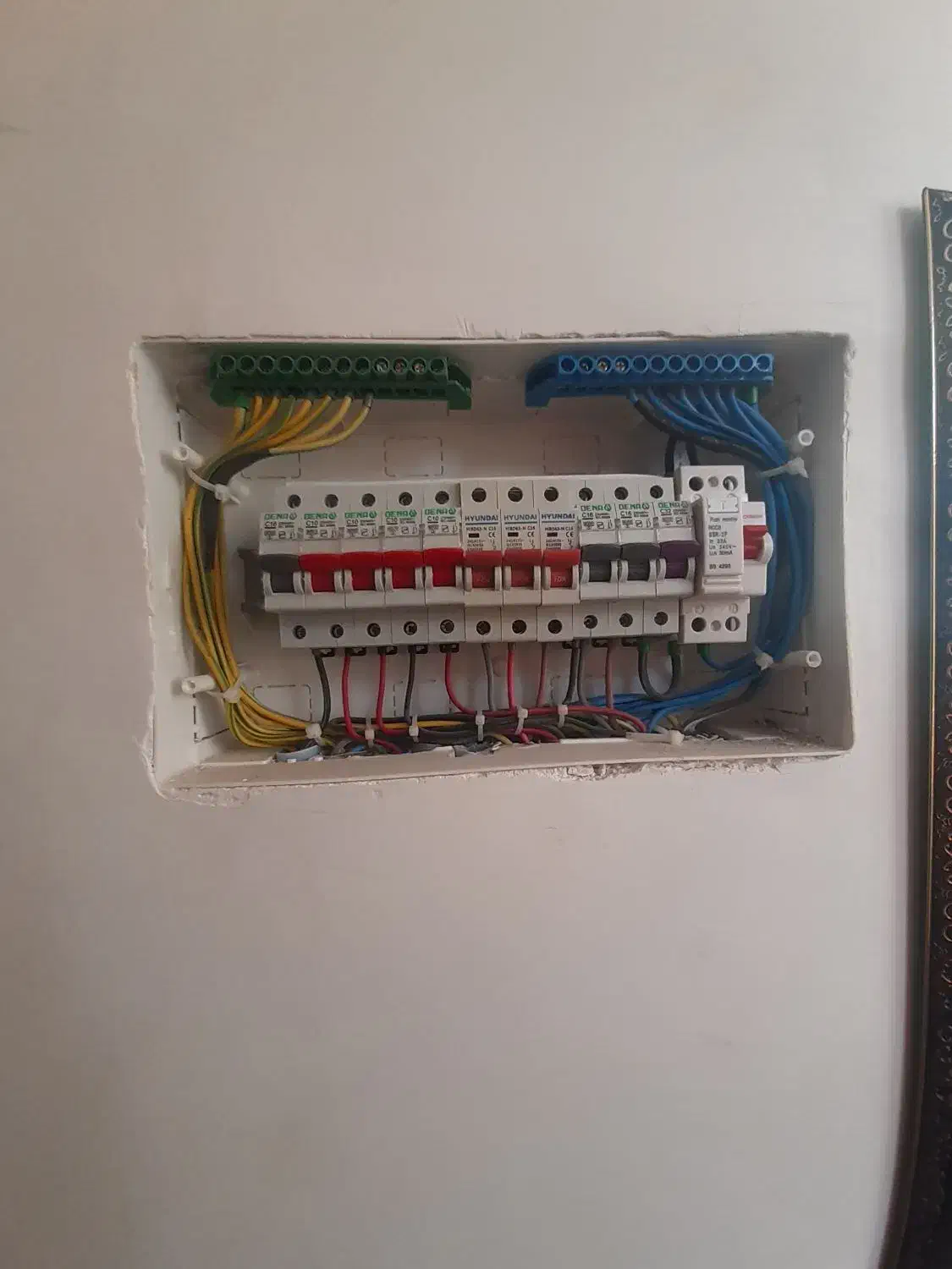 برقکارنیمه ماهر و شاگرد برقکار|استخدام معماری، عمران و ساختمانی|گلبهار, شهر جدید گلبهار|دیوار