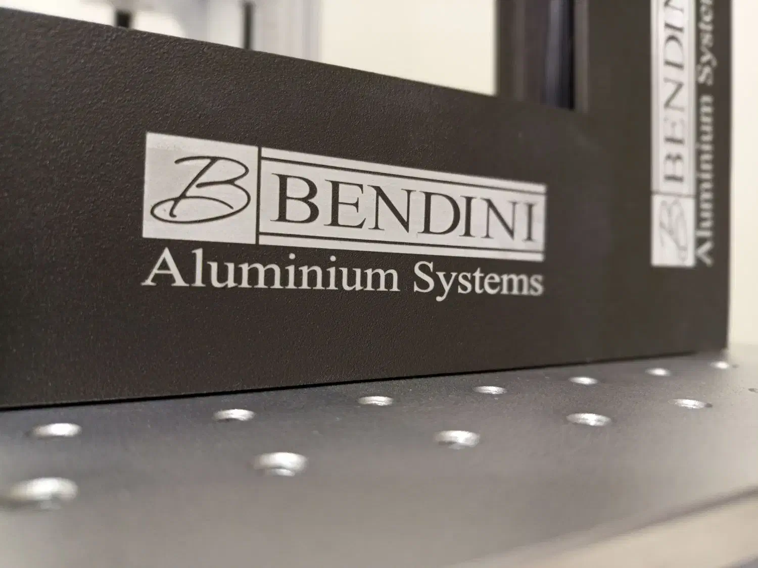 حکاکی لیزری دقیق محصولات شما با قیمت کف|خدمات پیشه و مهارت|تهران, فلسطین (میدان انقلاب)|دیوار