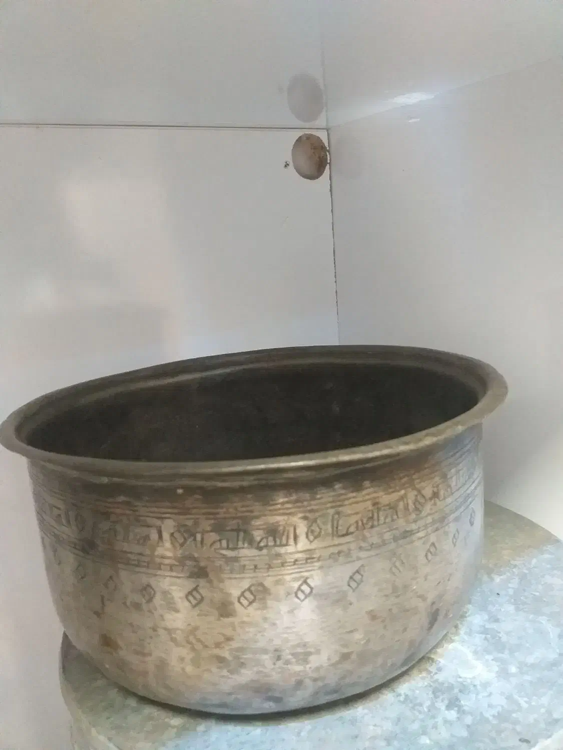 قابلمه مسی قدیمی قلمکاری شده|کلکسیون اشیاء عتیقه|رشت, گلسار|دیوار