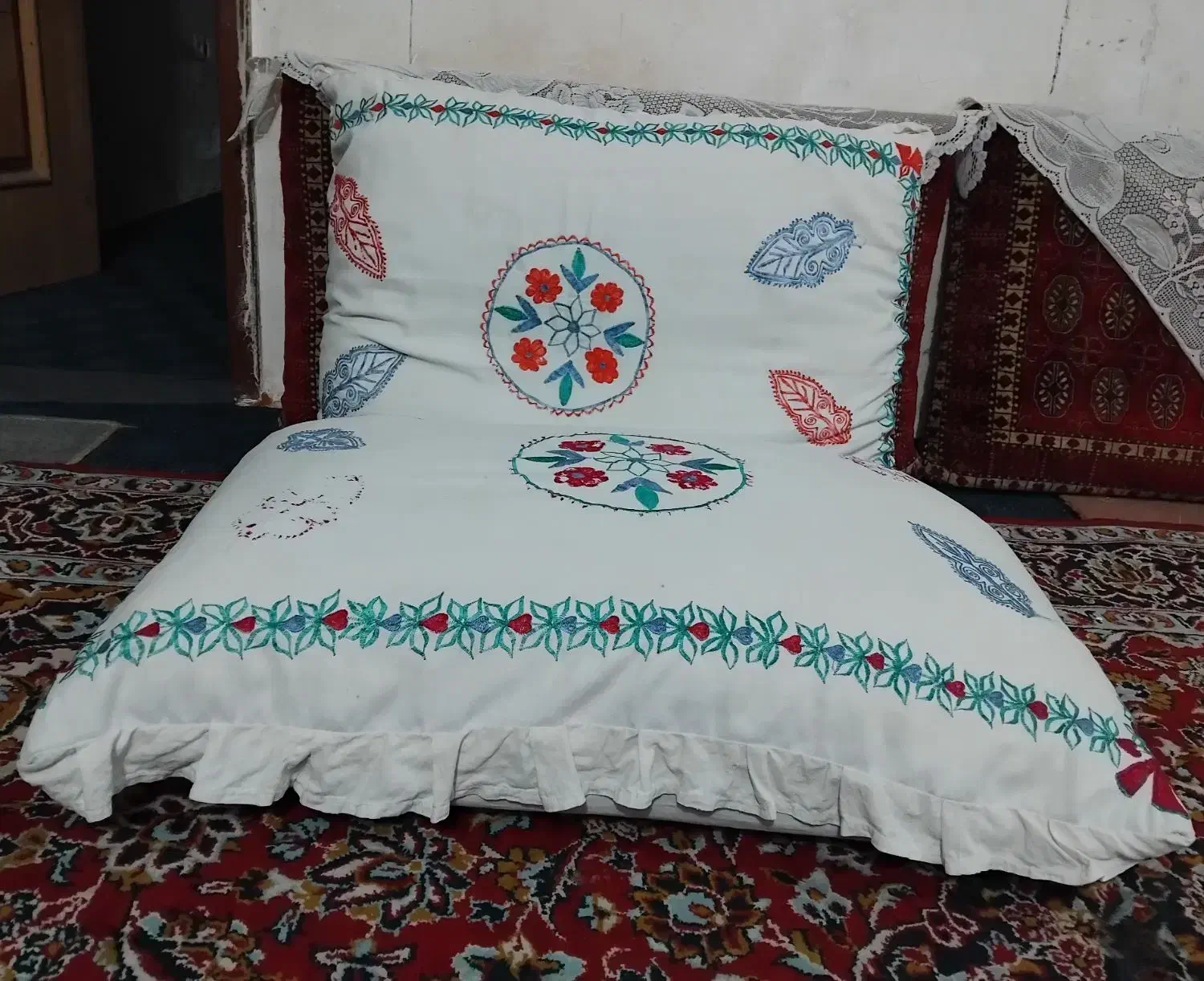 یه جفت پشتی گلدوزی یه جفت سنتی|رختخواب، بالش، پتو|زاهدان, |دیوار