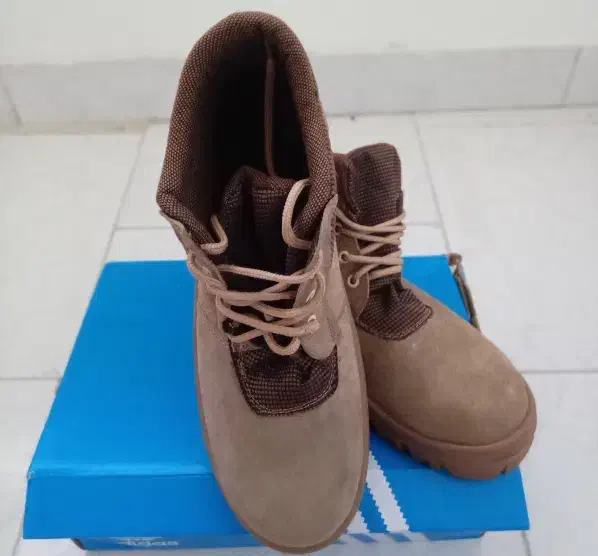 پوتین هورس|کیف، کفش، کمربند|خمام, |دیوار