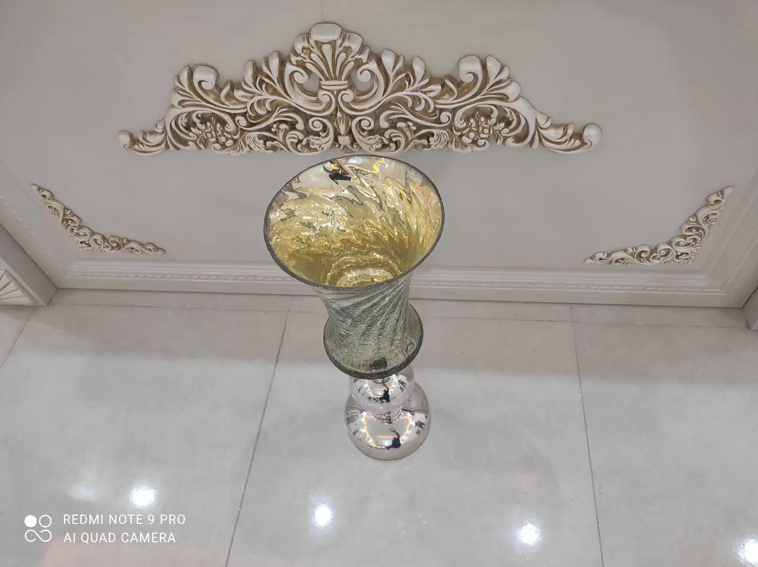 گلدان شیشه ای کنار سالنی بزرگ|صنایع دستی و سایر لوازم تزئینی|کرج, گلشهر|دیوار