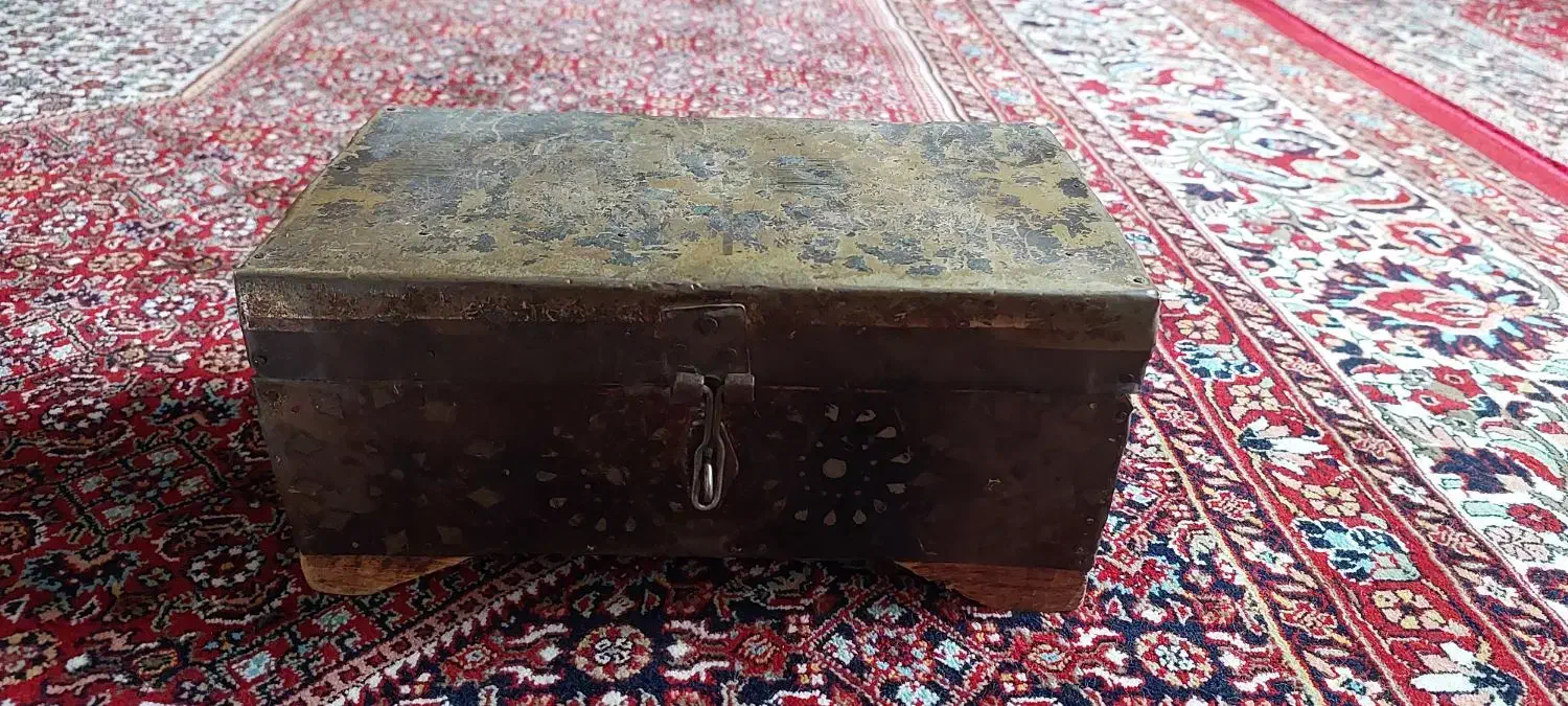 صندوقچه چوبیِ قدیمی|کلکسیون اشیاء عتیقه|زنجان, |دیوار