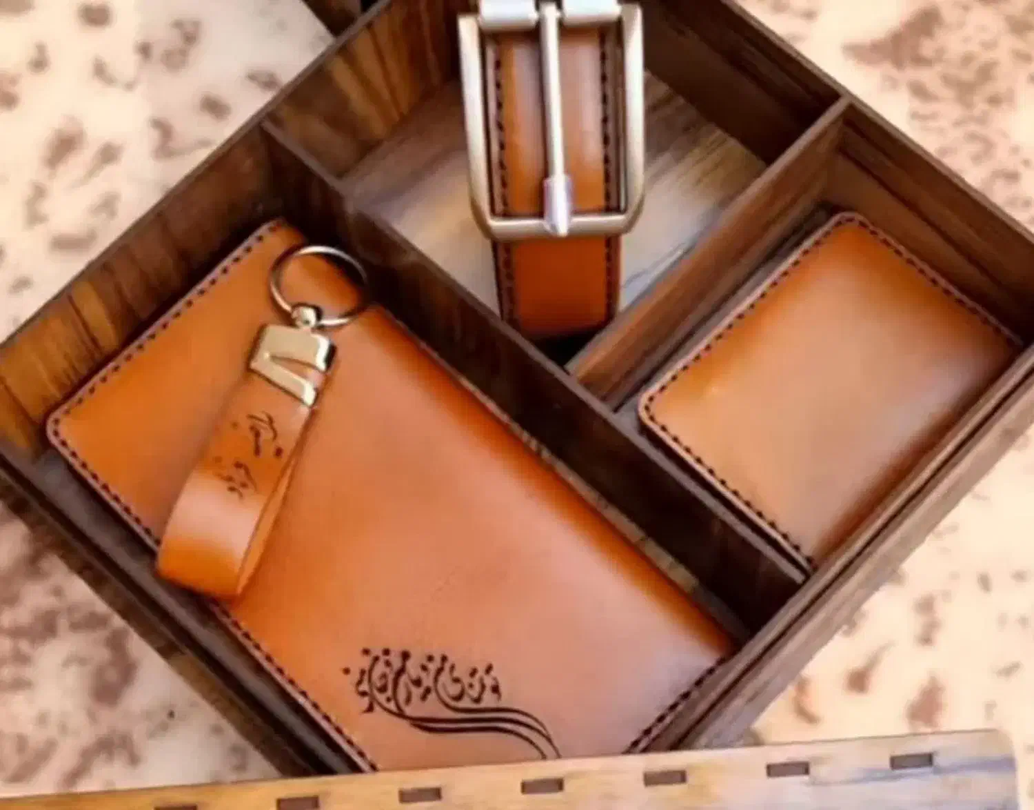 محصولات چرم دست دوز|کیف، کفش، کمربند|اردبیل, |دیوار