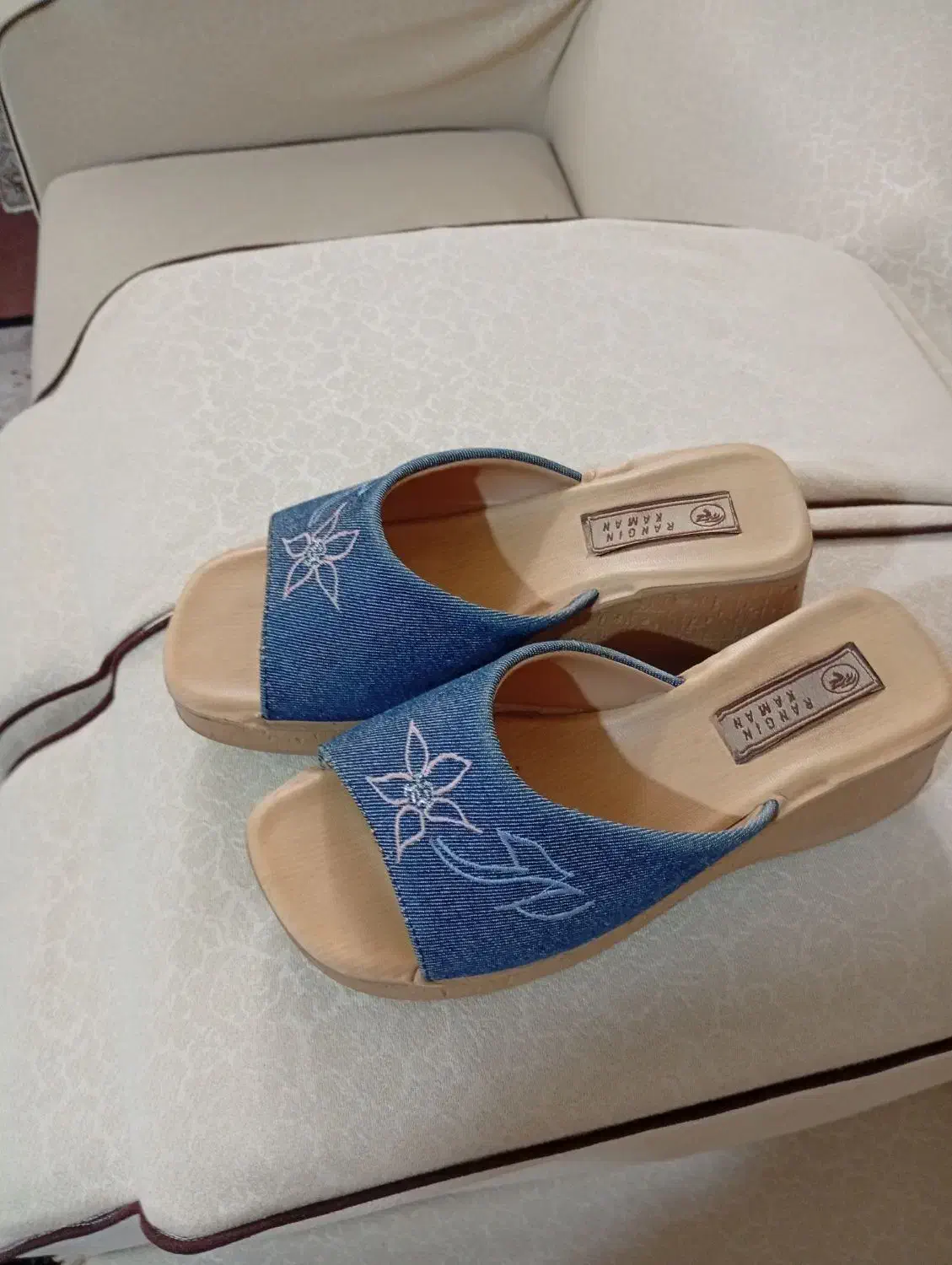 دمپای مجلسی یا روفرشی گلدوزی شده|کیف، کفش، کمربند|اراک, |دیوار