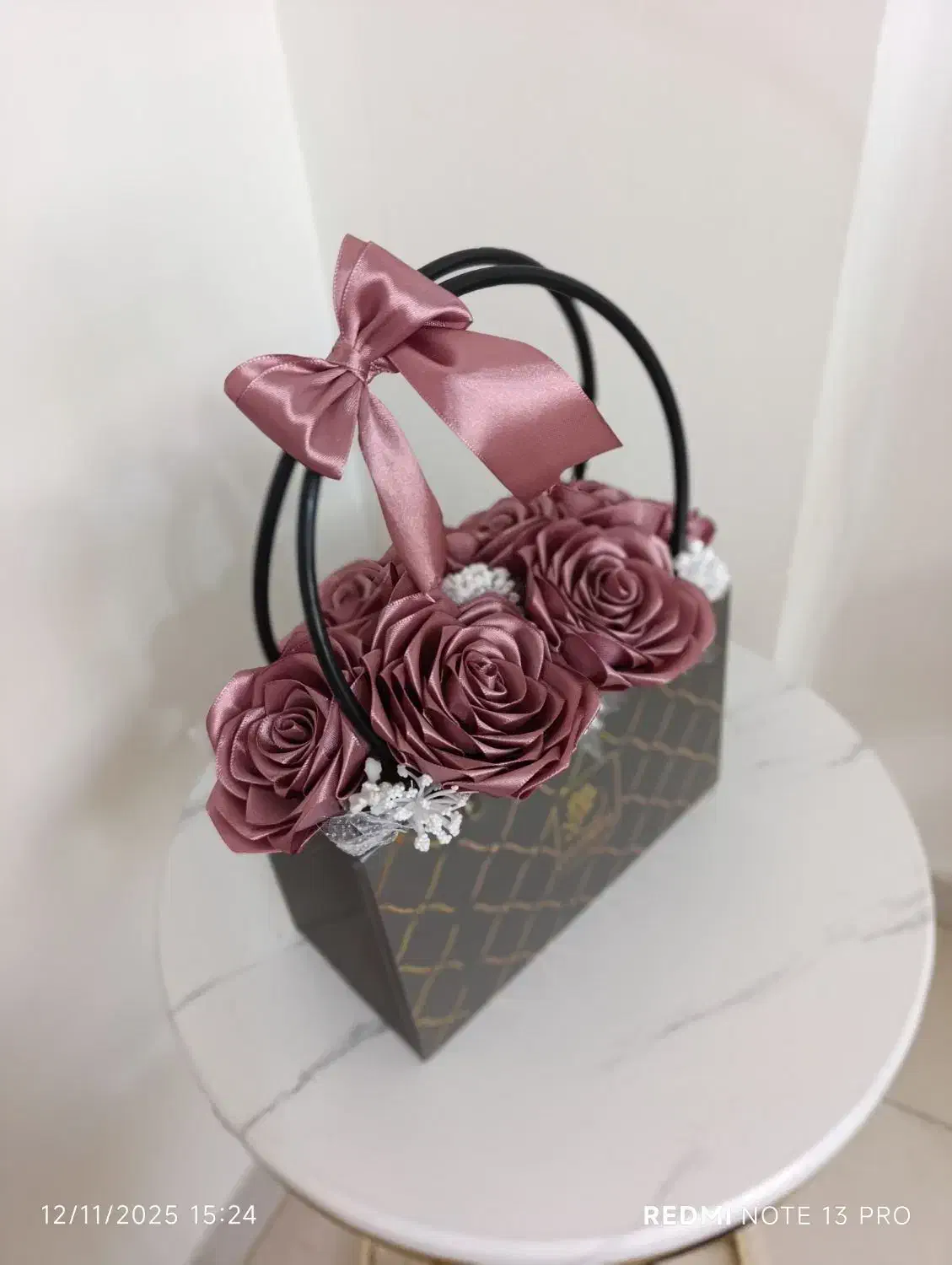 باکس گل ، فلاور بگ ، گل روبانی ، روز زن|گل مصنوعی|کرمانشاه, |دیوار