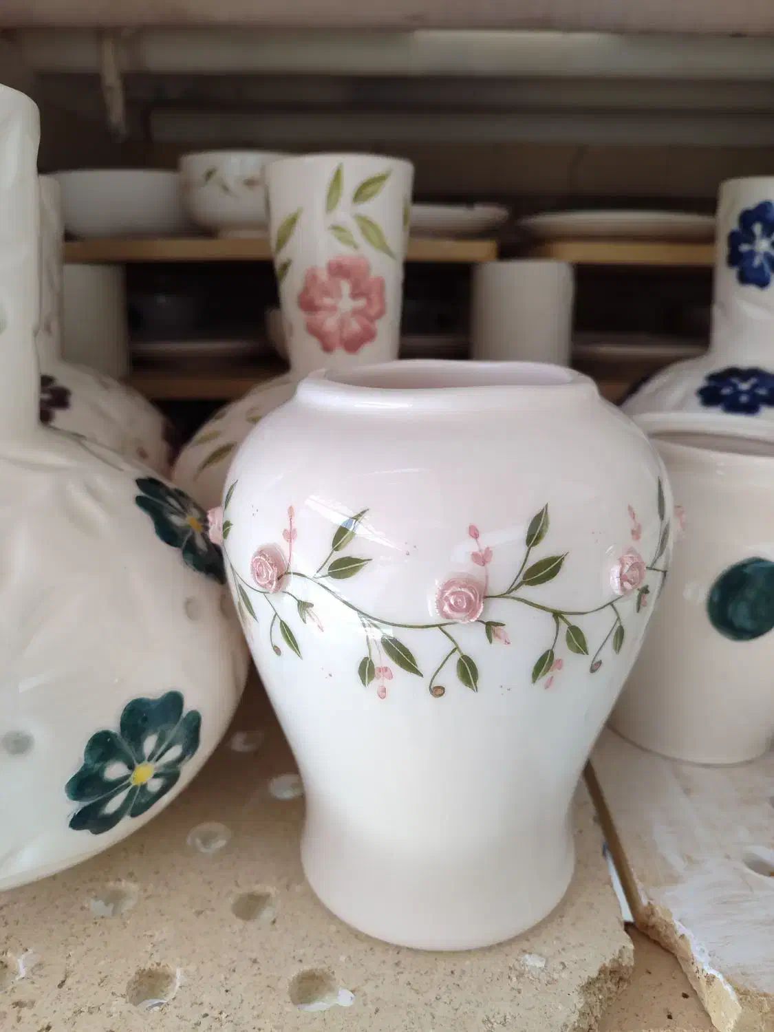 استخدام نیروی خانم جهت طراحی و نقاشی روی سرامیک|استخدام هنری و رسانه|مرند, |دیوار