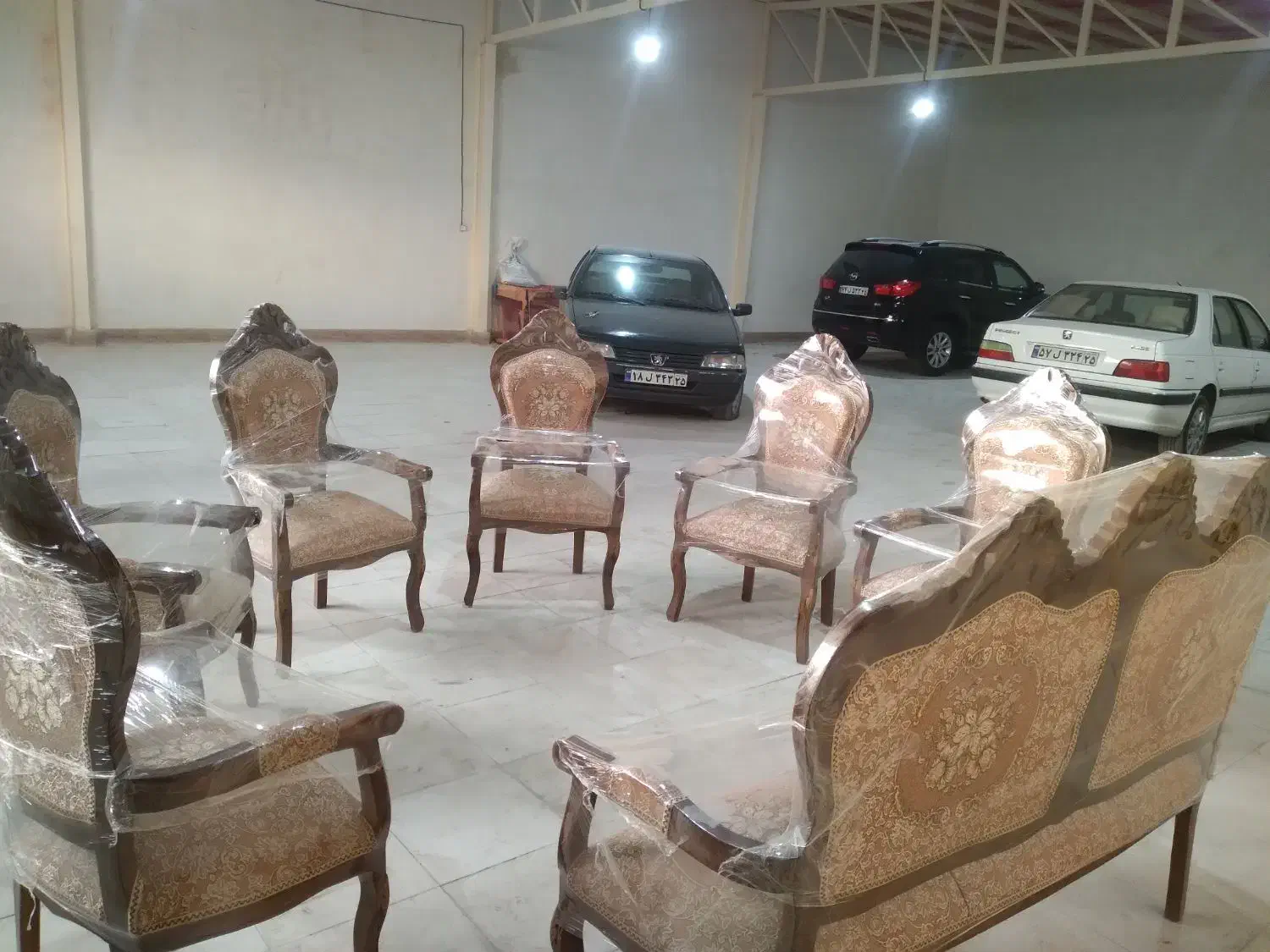 فروش مبل ۹ نفره سلطنتی نو دسته دار|مبلمان خانگی و میز عسلی|بناب, |دیوار