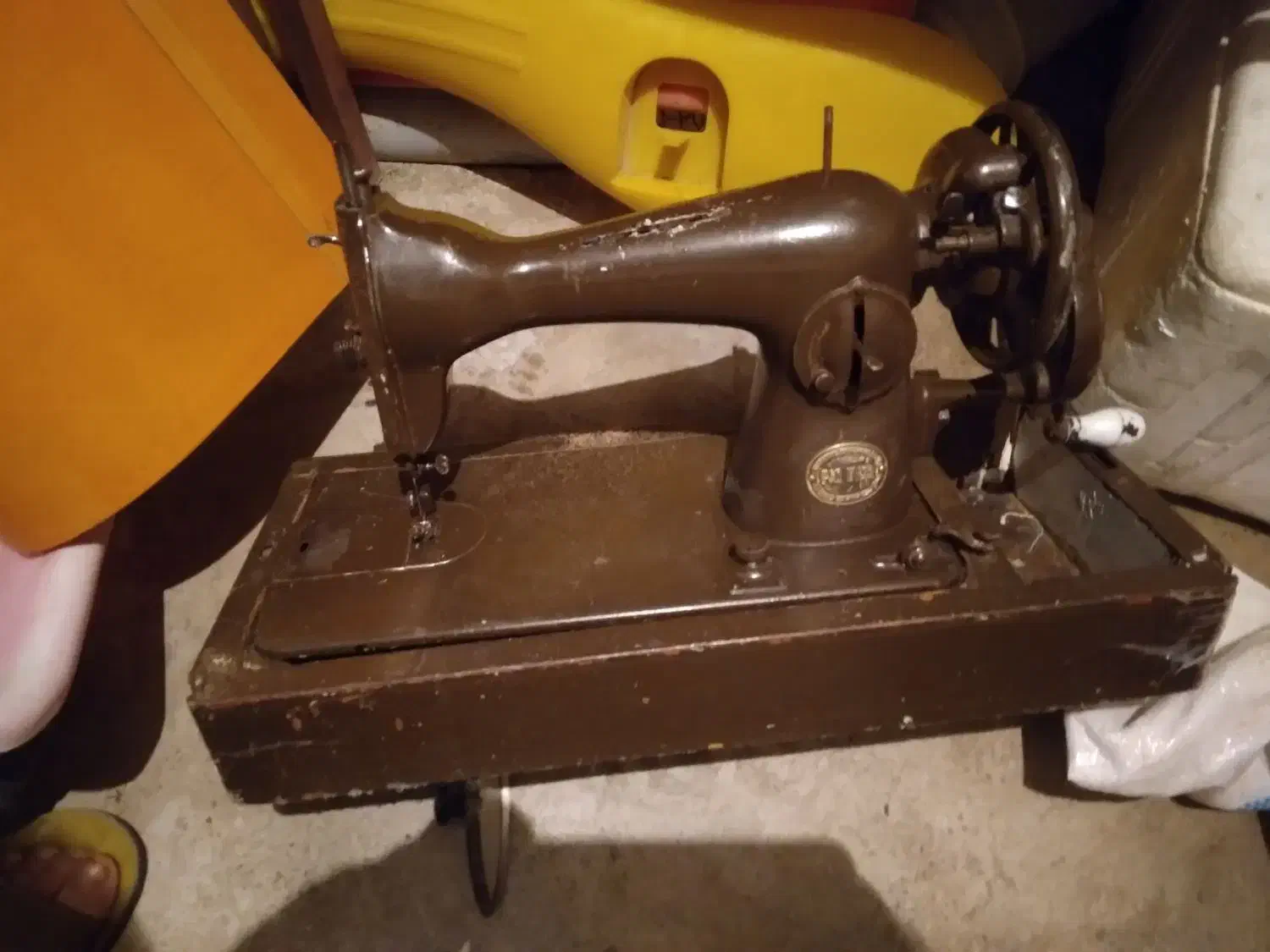 چرخ خیاطی قدیمی|کلکسیون اشیاء عتیقه|بندر انزلی, جفرود پایین|دیوار