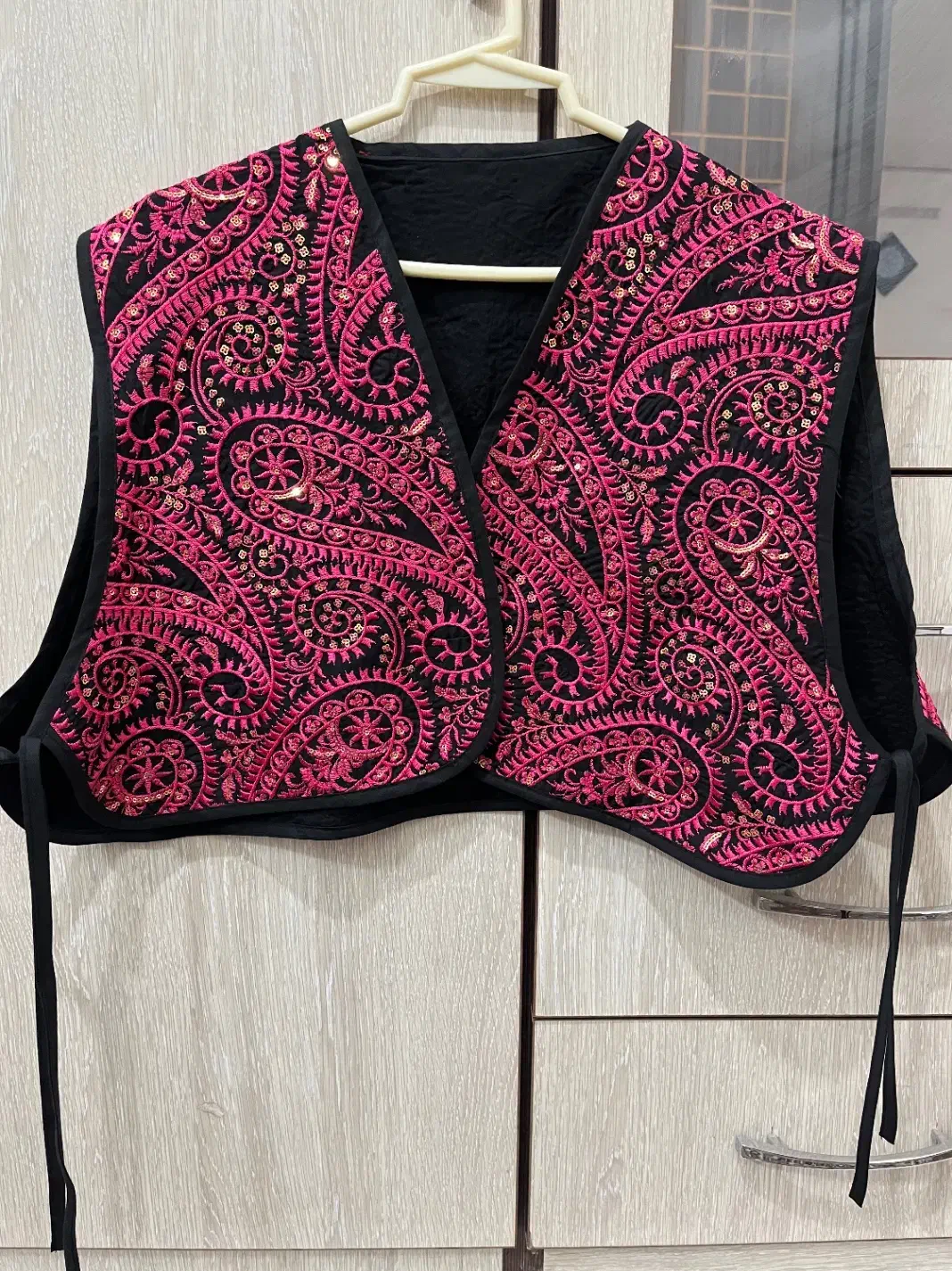 رویه لباس طرحدار‌|لباس|اصفهان, تخت فولاد|دیوار