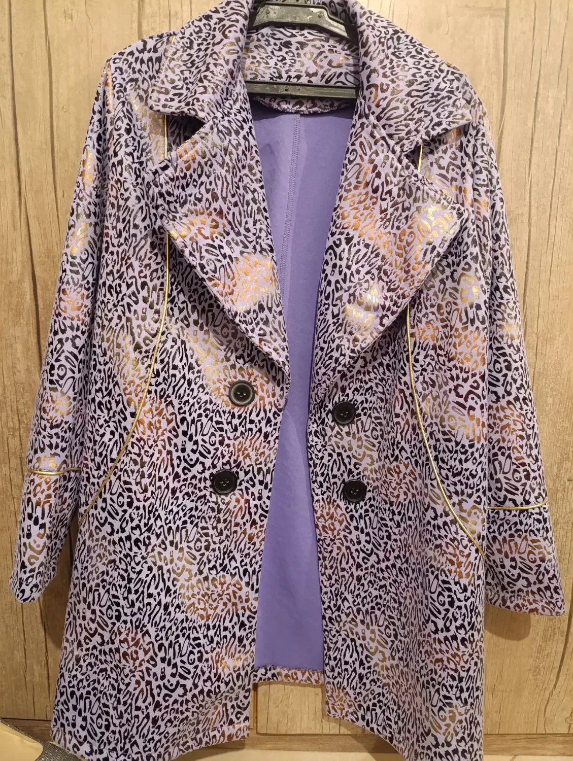 پالتو|لباس|بروجرد, |دیوار