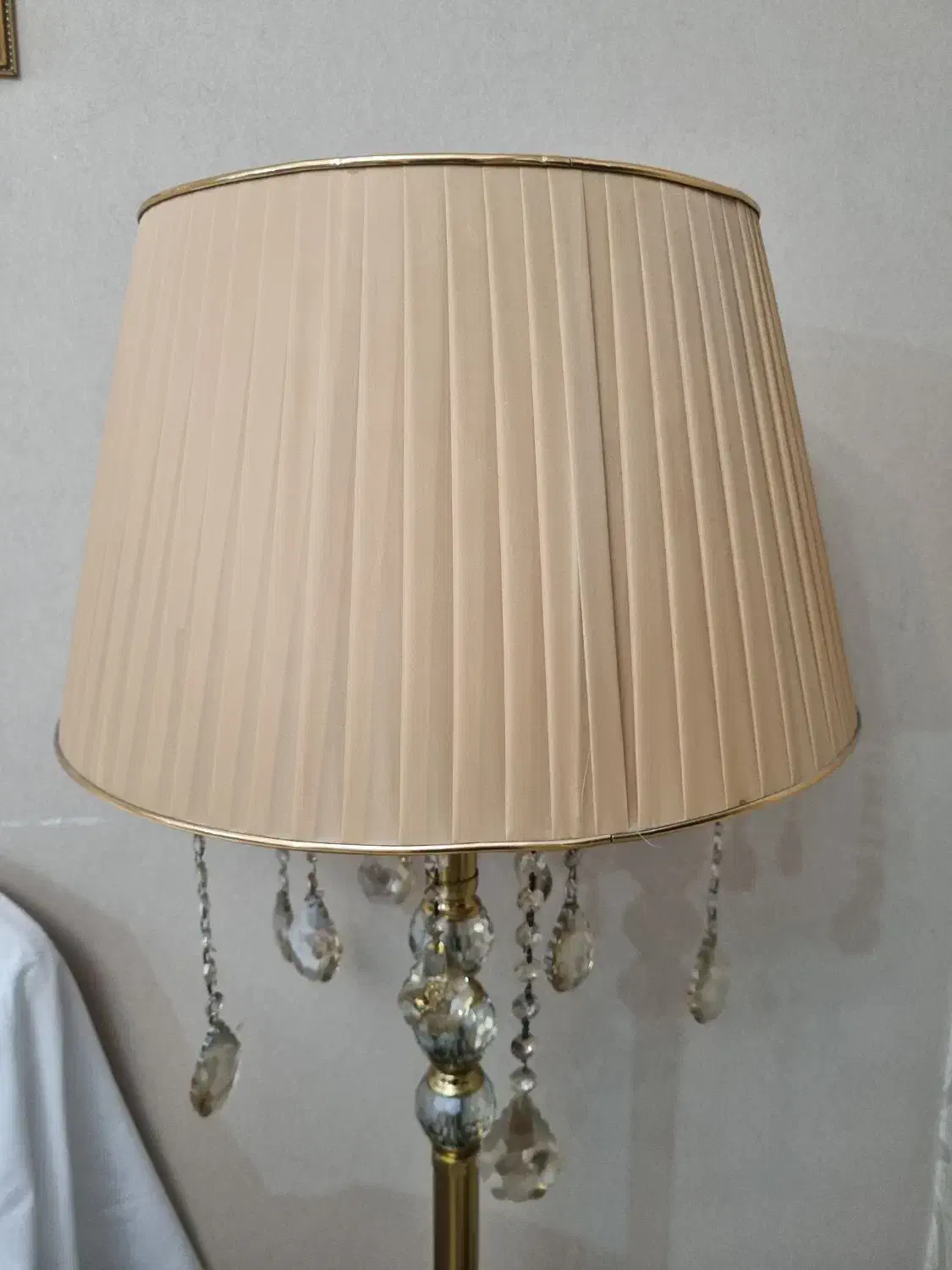 آباژور ایستاده سالم و نو|چراغ خواب و آباژور|رشت, نیکمرام|دیوار