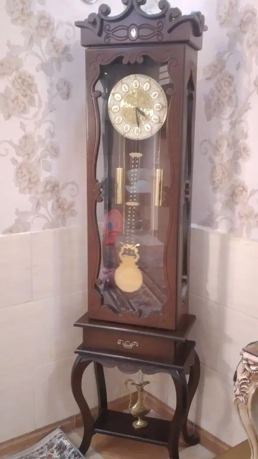 ساعت قدی وبوفه باظروف داخلش نو|صنایع دستی و سایر لوازم تزئینی|اراک, |دیوار