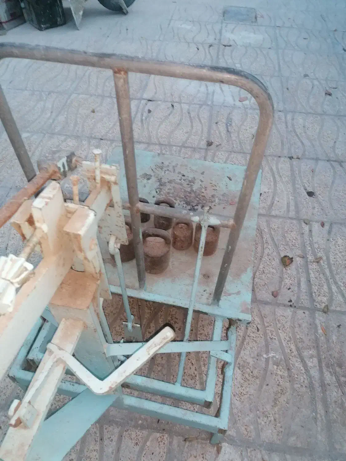 ترازو وباسکول همراه سنگ داخل سنگ ها سرب دا|کلکسیون اشیاء عتیقه|اردبیل, |دیوار