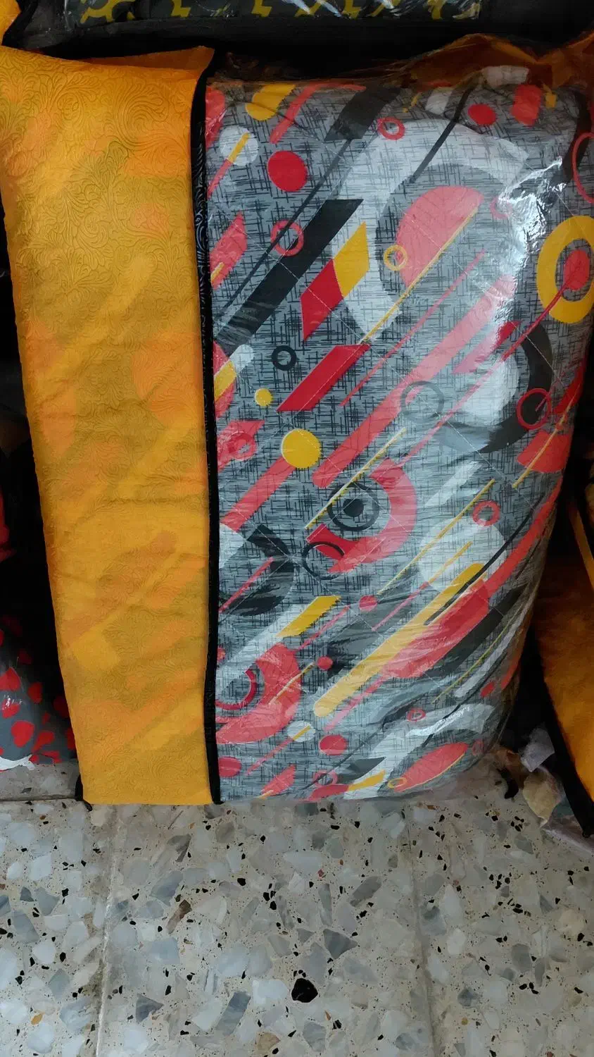 تشک مهمان ۰ زمینی /بالشت|رختخواب، بالش، پتو|نور, |دیوار