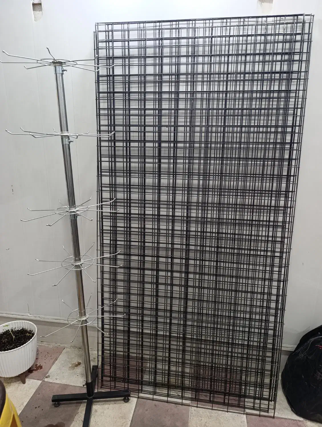 استندطوری فلزی مشبک|فروشگاه و مغازه|رشت, پیرسرا|دیوار