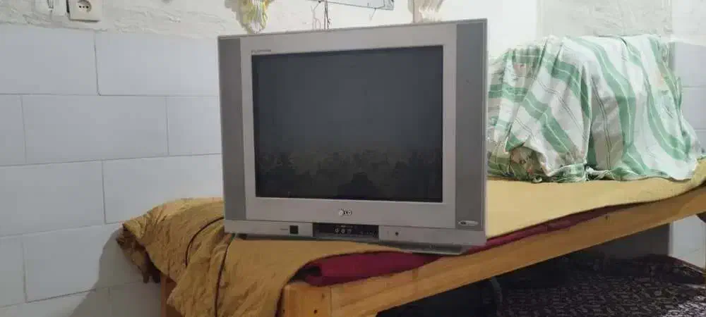 تلویزیون ۲۴اینج الجی سالم وخوب|تلویزیون و پروژکتور|یزد, |دیوار