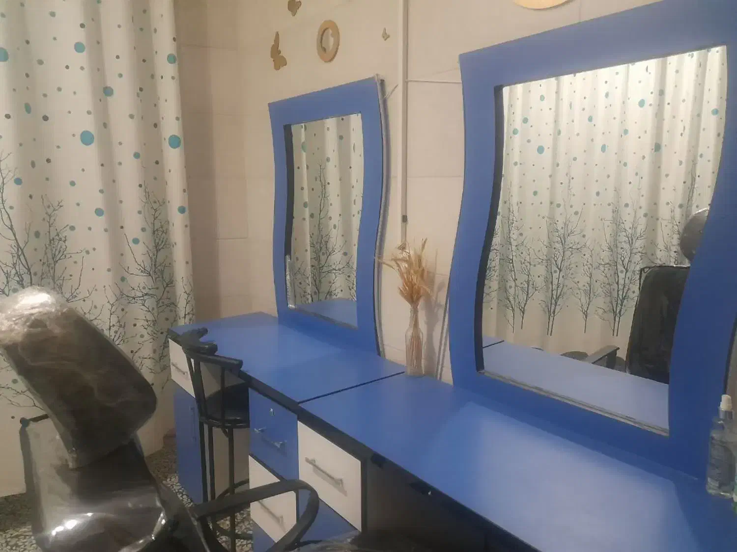 فروش میز و آینه و صندلی آرایشگاه|آرایشگاه و سالنهای زیبایی|سمیرم, |دیوار