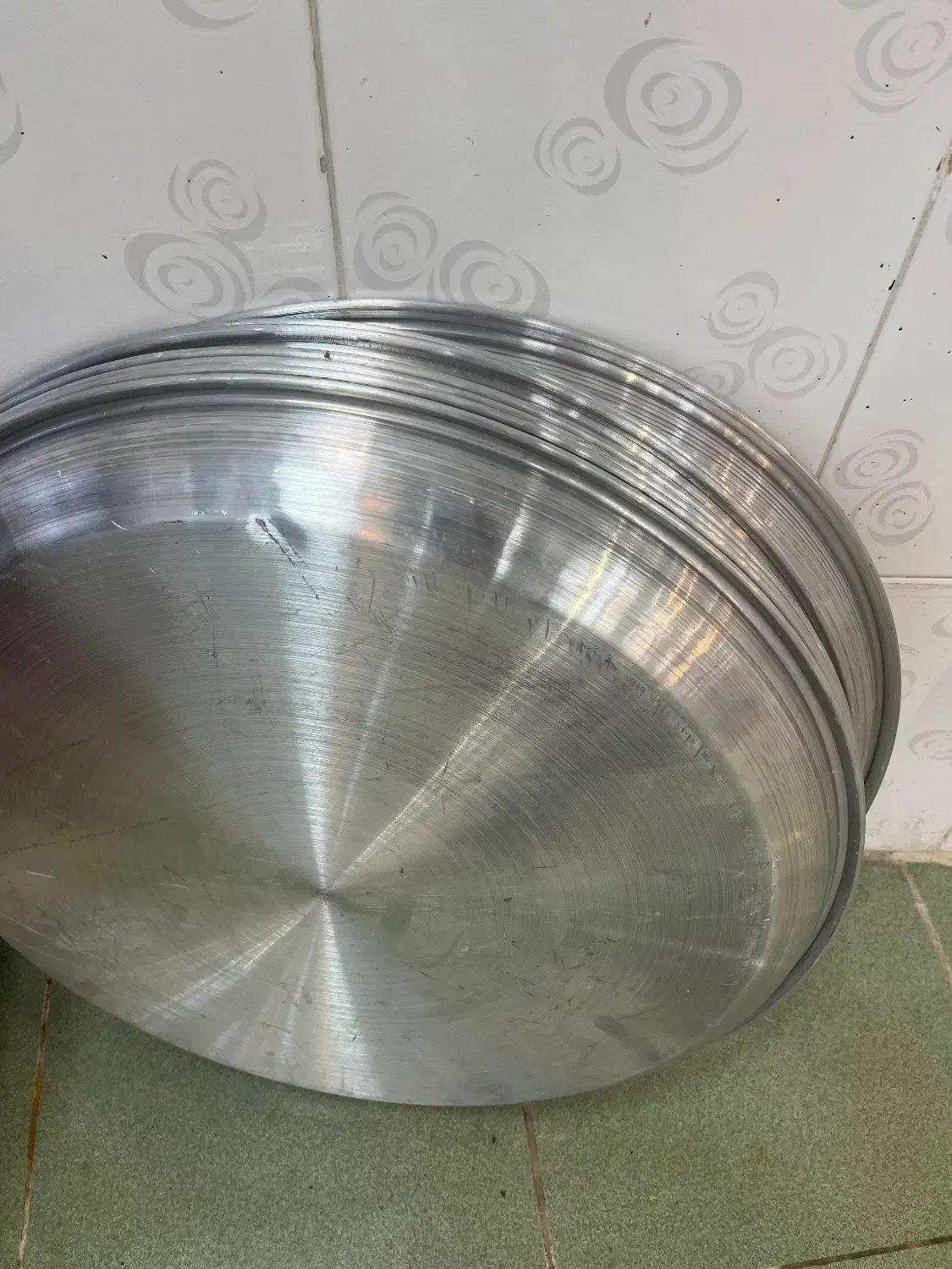 سینی روی قطر ۶۱ سانت ۸ عدد|ظروف سرو و پذیرایی|رشت, شالکو|دیوار