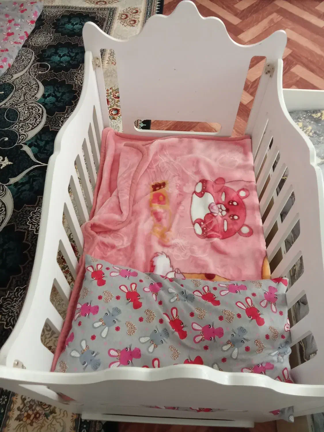 تخت نوزاد|تخت و صندلی بچه|بشاریات, |دیوار