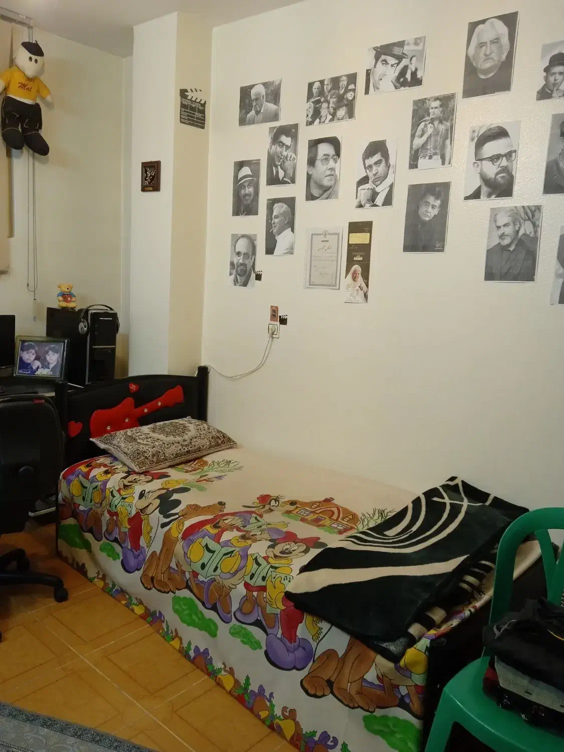 تخت یکنفره فلزی و چرم مشکی قرمز|تخت و سرویس خواب|شاهین‌شهر, خانه کارگر|دیوار