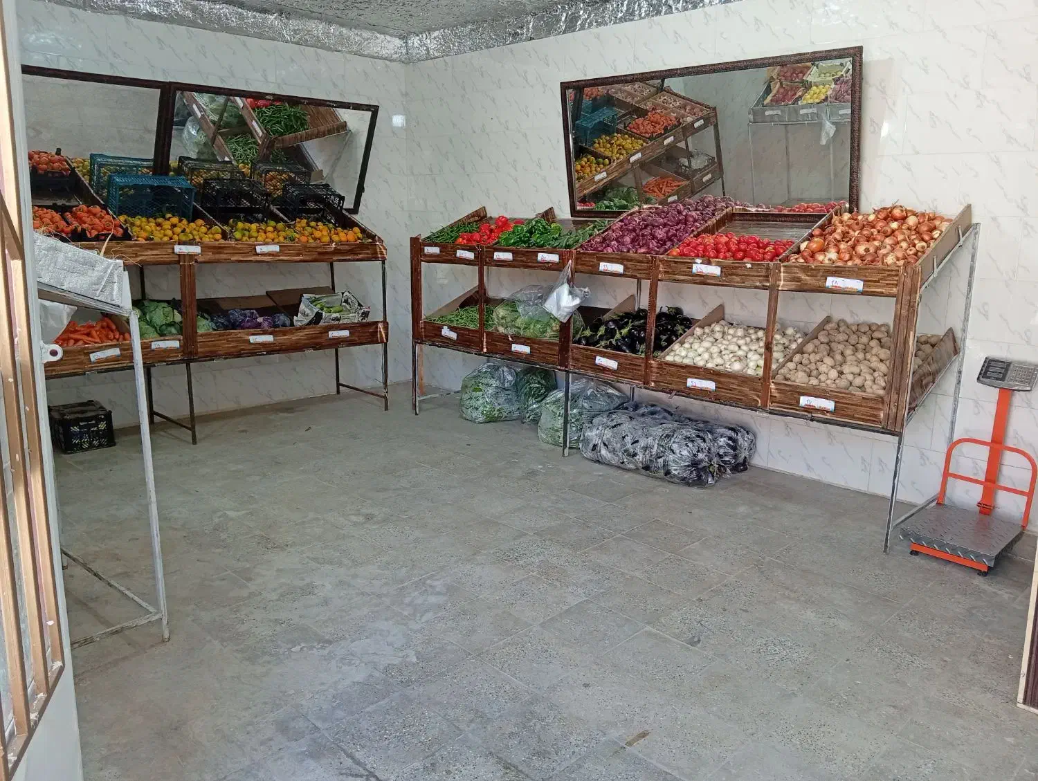 بازار میوه و تره بار سیاوش|استخدام بازاریابی و فروش|آباده, |دیوار