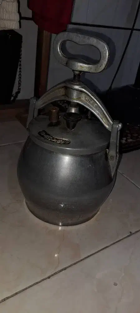 زود پز|ظروف پخت‌وپز|شیراز, کوشک میدان|دیوار
