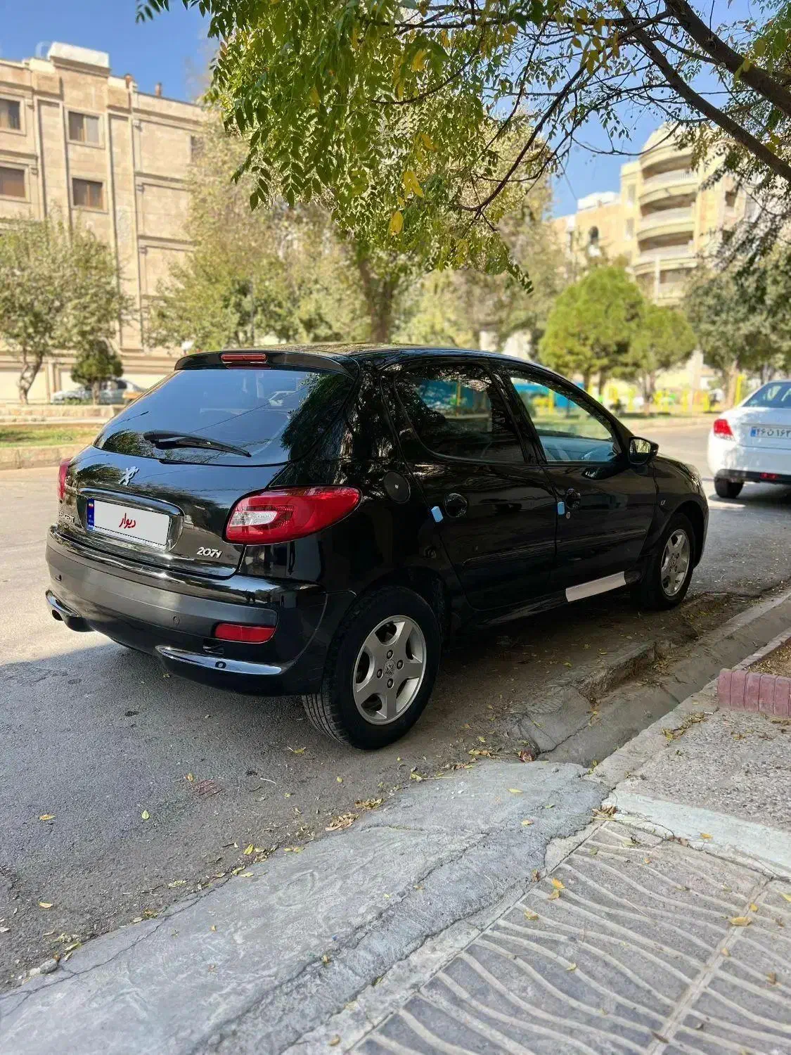 207مشکی مدل 400|خودرو سواری و وانت|شیراز, شهرک ولیعصر|دیوار